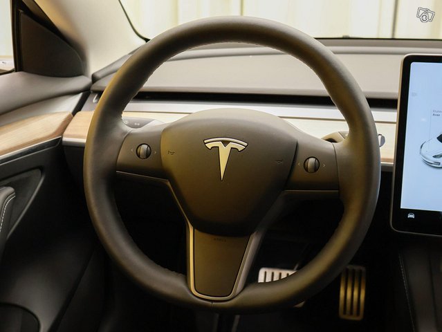 Tesla Model 3 4