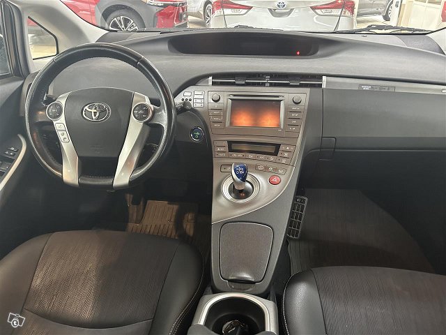 Toyota Prius PHEV 12