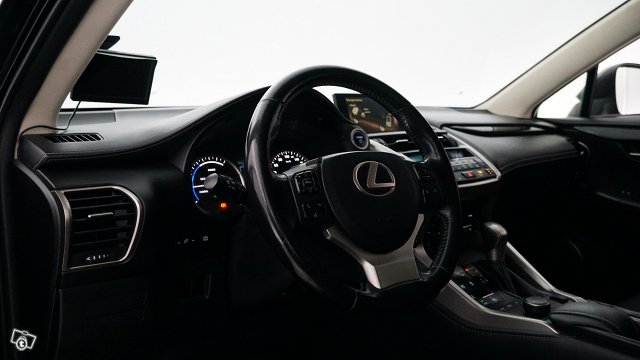 Lexus NX 8