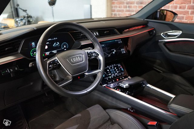 Audi E-tron 23