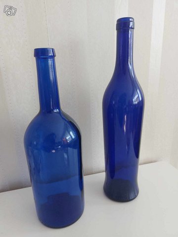 Kaksi sinistä lasipulloa