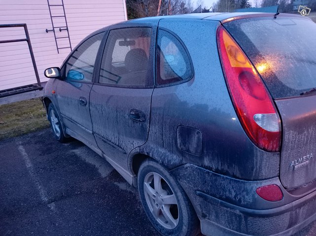 Nissan Almera Tino 3