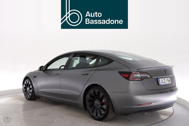 TESLA Model 3 4