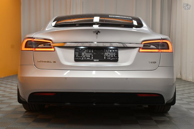 Tesla Model S 6