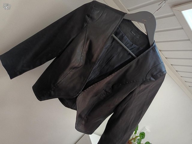 Musta jakku 36