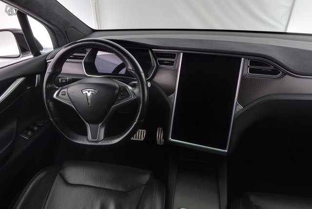 Tesla Model X 7