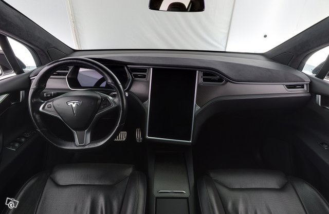 Tesla Model X 8