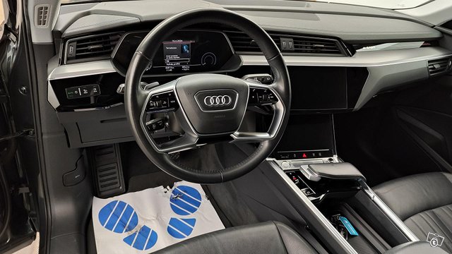 Audi E-tron 8