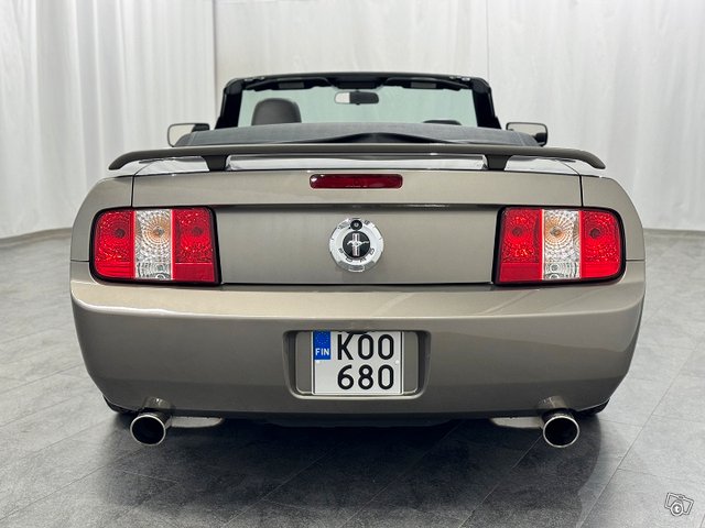 Ford Mustang 6