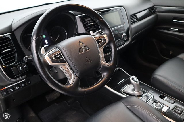 Mitsubishi Outlander PHEV 9