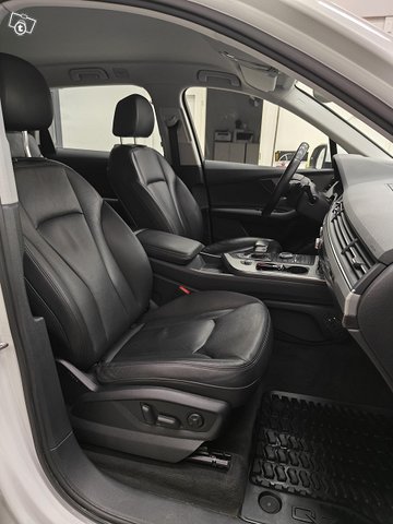 Audi Q7 4