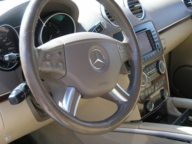 Mercedes-Benz GL 420 23