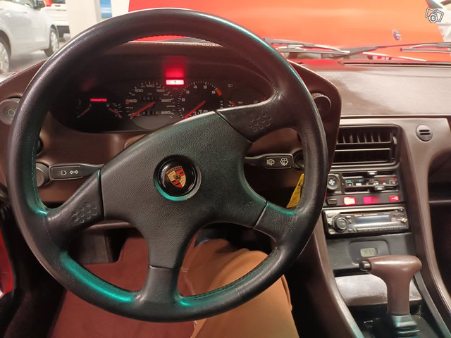 Porsche 928 2