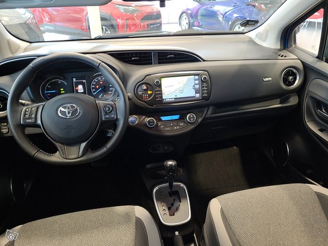 Toyota YARIS 9