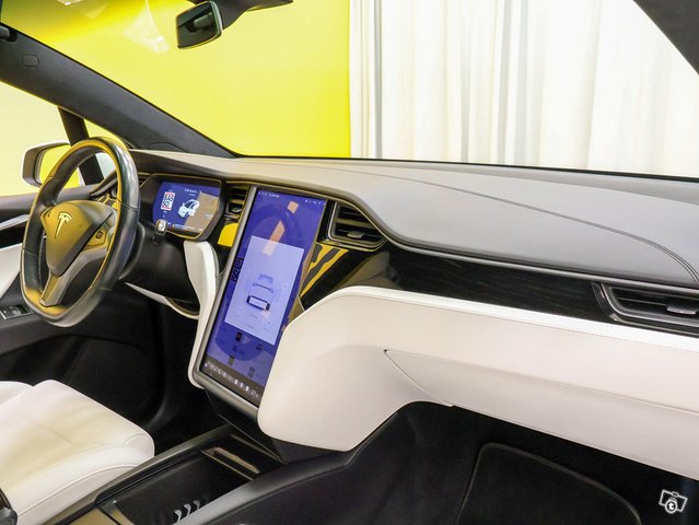 Tesla Model X 14