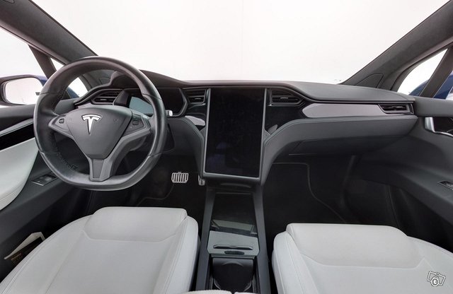 Tesla Model X 4