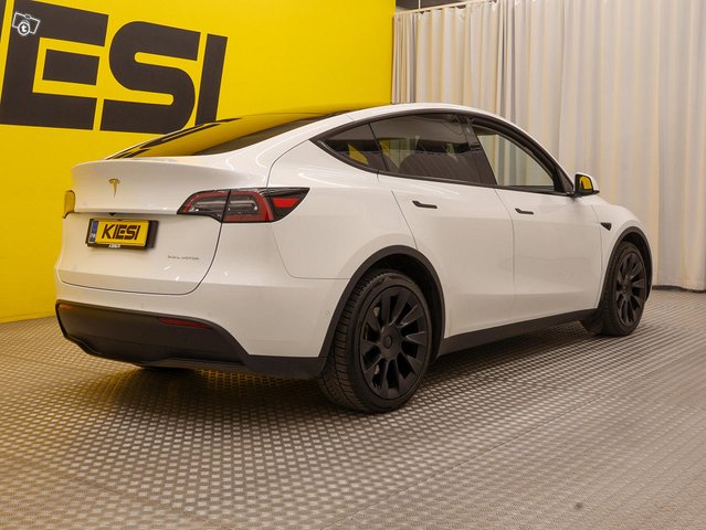 Tesla Model Y 2