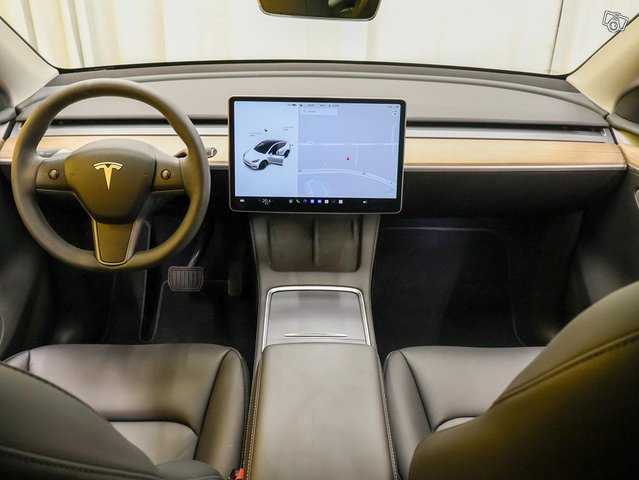 Tesla Model Y 11