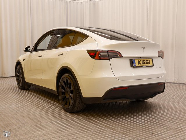 Tesla Model Y 21