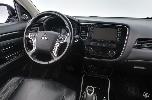 Mitsubishi Outlander PHEV 11