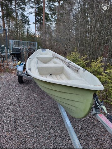 Suomi 470 soutuvene ja perämoottori, kuva 1