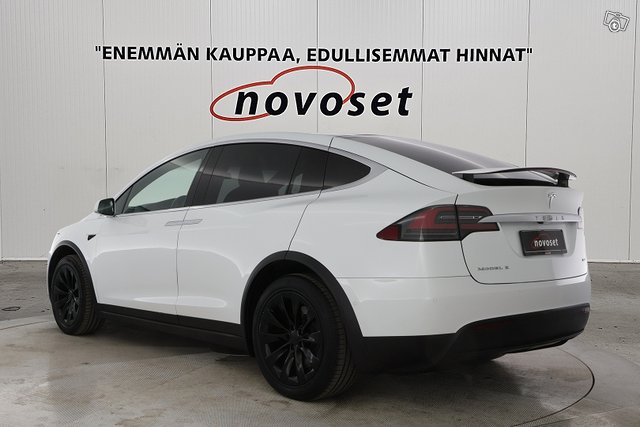 TESLA MODEL X 6