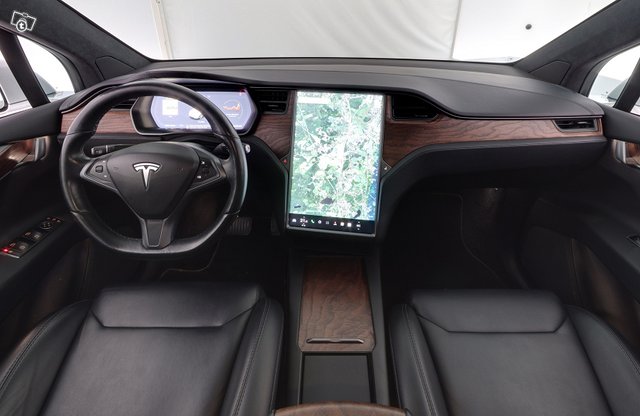 TESLA MODEL X 7