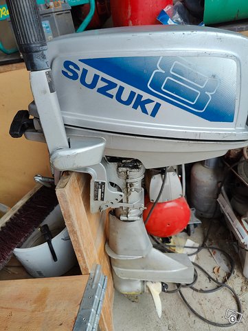 Suzuki DT8, kuva 1