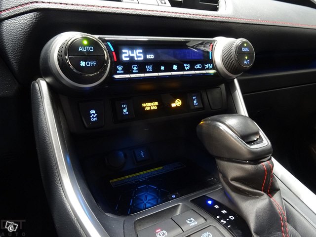 Toyota RAV4 Plug-In 10