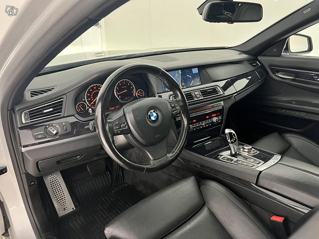 BMW 750 5