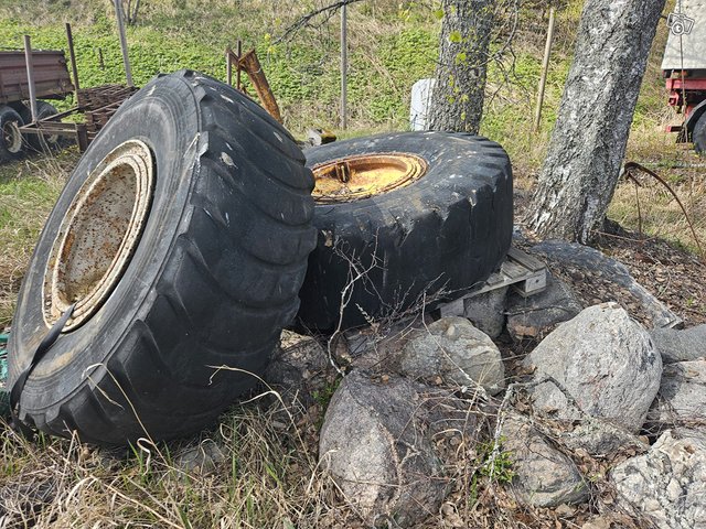 Volvo dumpperin vararenkaat 5