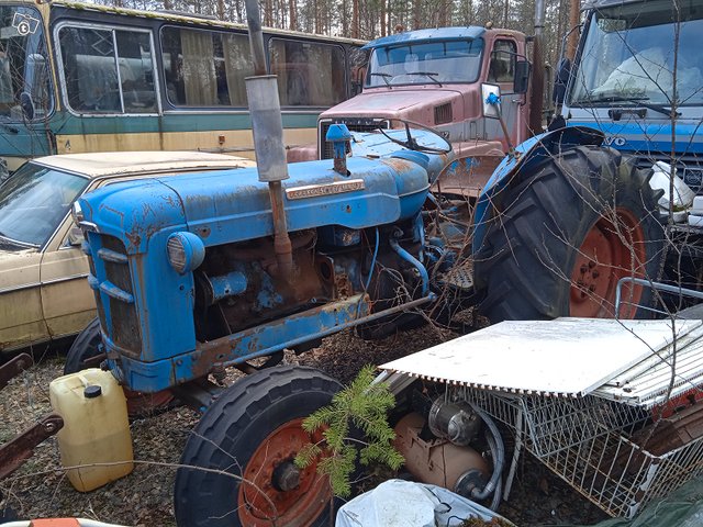 Vanhat traktorit 3 kpl, kuva 1
