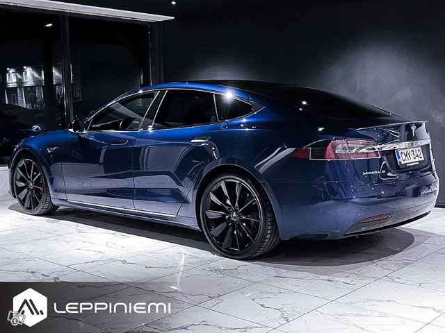 Tesla Model S 4