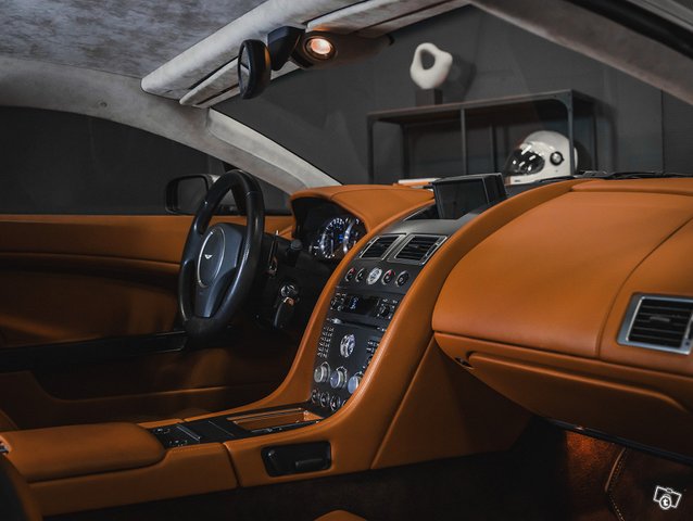 Aston Martin Vantage 8