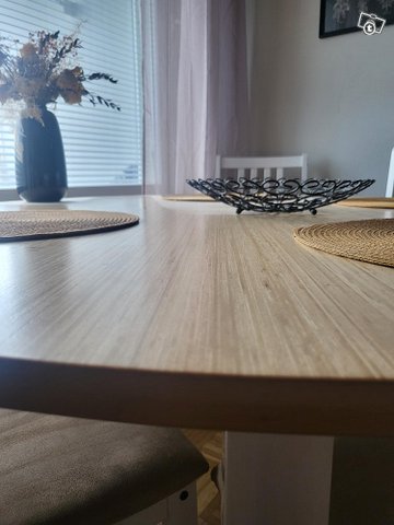 Massiivipuinen pyöreä ruokapöytä (sis.tuolit), kuva 1