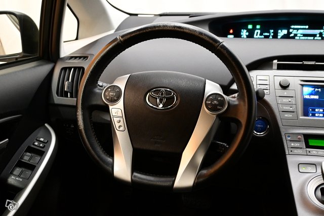 Toyota Prius PHEV 14