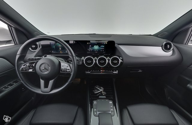 Mercedes-Benz GLA 8