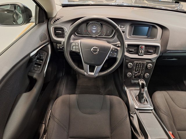 VOLVO V40 6