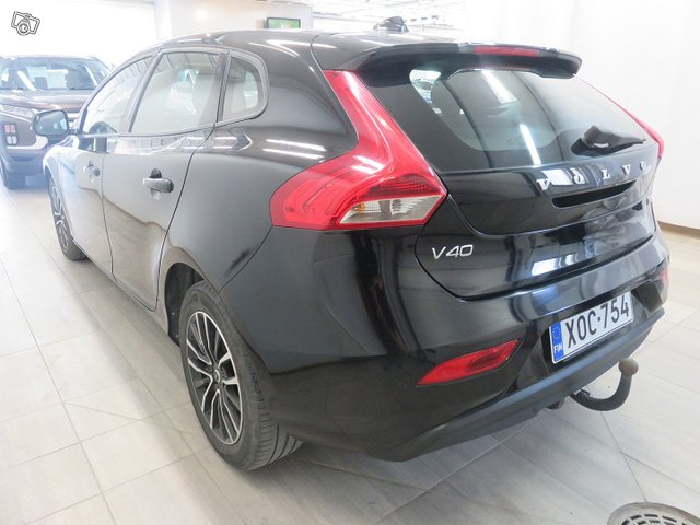 VOLVO V40 16