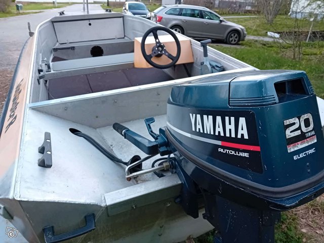 Sun Buster R + Yamaha 20 Autolube + traileri 2