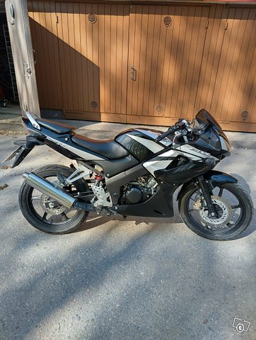 Honda CBR125R 1