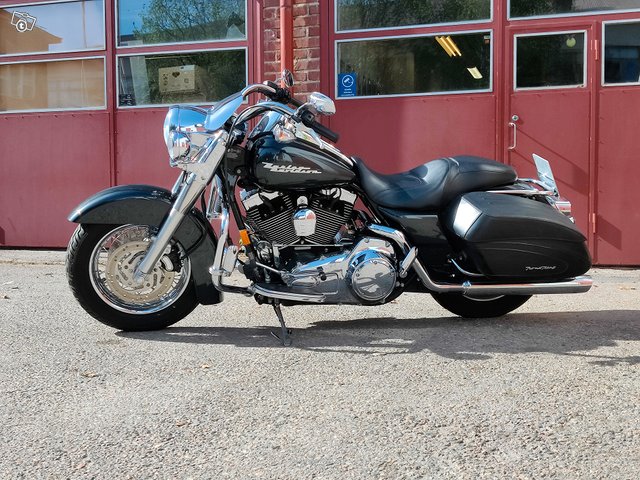 Harley-Davidson FLHRS Road King Custom 2