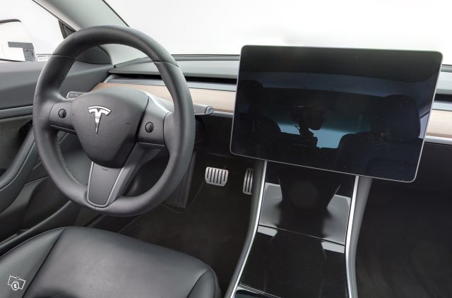 TESLA Model 3 7