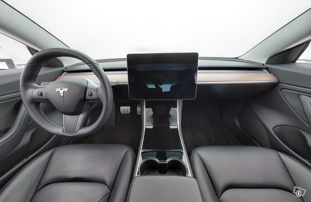 TESLA Model 3 8