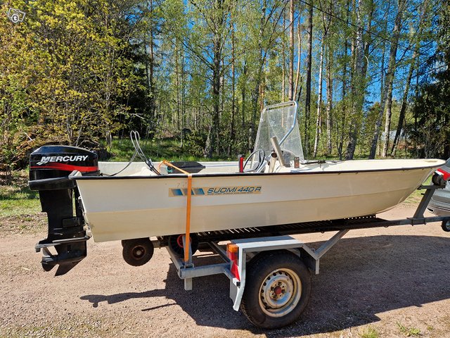 Pulpettivene Suomi 440 ja traileri, kuva 1