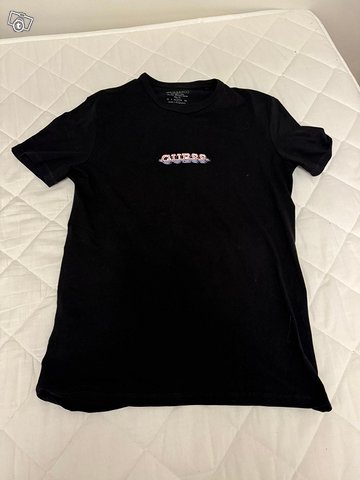 Guess käyttämätön miesten t-paita
