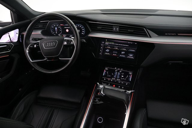 Audi E-tron 14