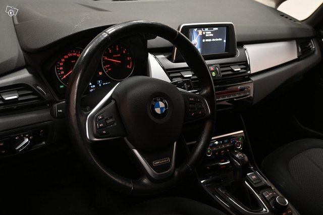 BMW 218 11