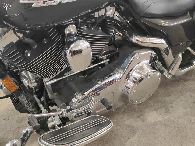 Harley-Davidson FLHRS Road King Custom 23