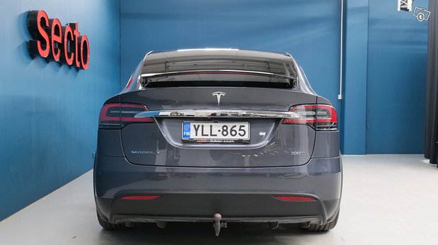 Tesla MODEL X 3